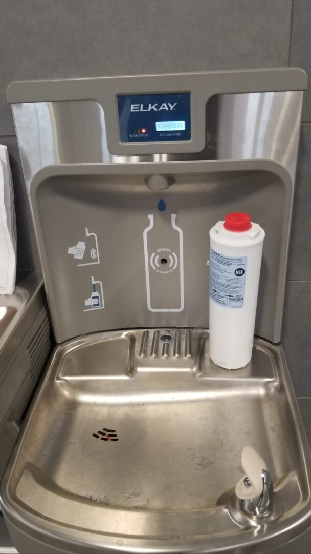 Drinking fountain with a bottle